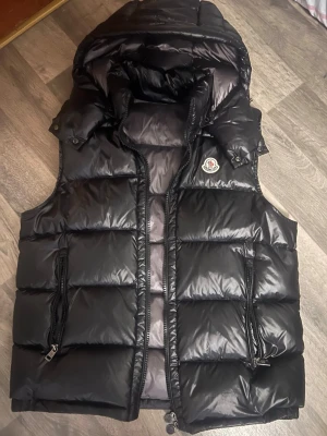 Moncler vest bormes,svart  - Moncler Bormes väst svart strl M. Väldigt clean och populär modell som passar till allt. Bra skick. Skickas snabbt vid affär.