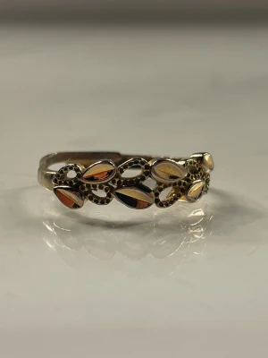  Guldfärgad ring med blad - Säljer denna väldigt fina ringen. EJ ÄKTA GULD. Köpt på guld fynd för massa år sen. Justerbar. Baksidan som visas på bilden är tyvärr lite ”konstig” men kan lätt fixas. Kontakta om du har frågor eller är intresserad!