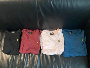 Fyra Lyle & Scott t-shirts i olika färger - Säljer fyra snygga Lyle & Scott t-shirts i svart, vinröd, ljusråsa och blå. Alla har klassisk gul logga på bröstet och är i mjuk bomull. Perfekt basic-plagg med normal passform och kort ärm. Passar dig som gillar stilrena och enkla t-shirts. Storlek 14/15 år. Nypris 1200, mitt pris 599.