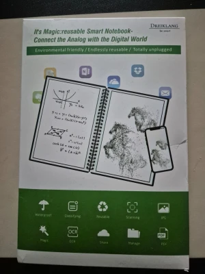 Smart anteckningsbok från Dreiklang - Säljer en återanvändbar smart anteckningsbok från Dreiklang. Boken är miljövänlig och kan användas tillsammans med appar för scanning och OCR. Omslaget är vitt och grönt med illustrationer av matte och konst. Perfekt för digitalisering av anteckningar.
