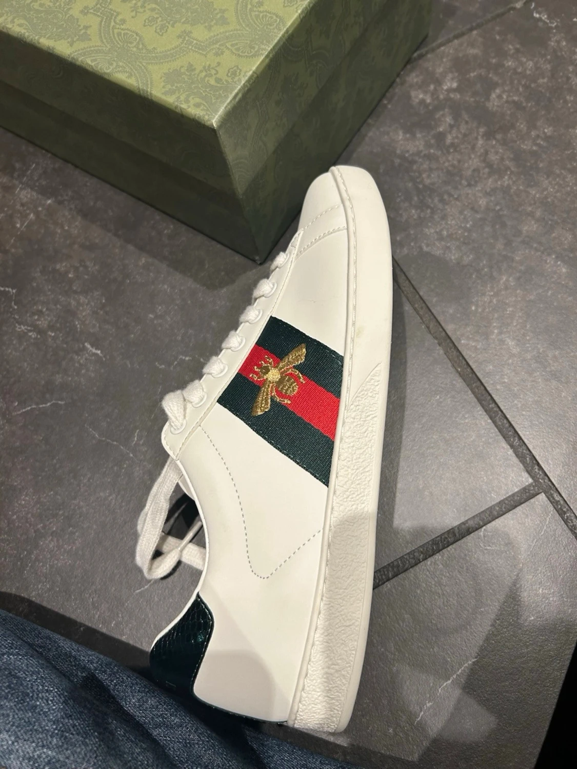 Gucci Ace vita sneakers med bi - 1