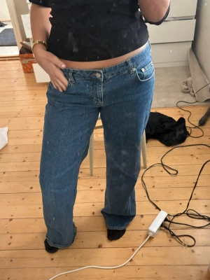 NA-KD mid waist jeans  - Jätte snygga mid waist i bra skick förutom slitningar nere vid fötterna. Kan skicka bild privat vid intresse 🩷