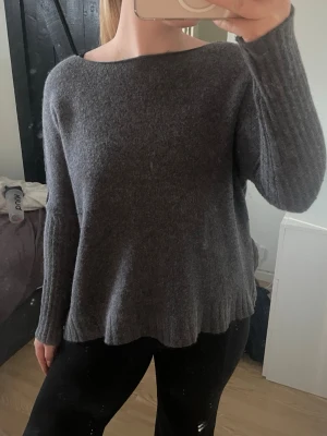 Mörkgrå oversized stickad tröja - Mysig mörkgrå stickad tröja med oversized passform. Tröjan är i 70% lambswool 20% angora och 10% nylon. Dessvärre tycker jag inte att den passar på just mig, men det är en superfin tröja så hoppas den hittar ett hem där den används! Ej använd sedan jag köpte den, köptes på Plick! Men den är i väldigt bra skick 🤗 Passar storlek M/S 