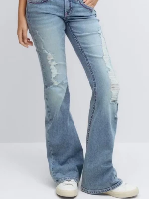 Ljusblå bootcut jeans med slitningar - Säljer ett par ljusblå bootcut jeans med slitna detaljer och broderade bakfickor i rosa. Jeansen har utsvängda ben och klassisk femficksdesign. Tillverkade i denim med en cool vintagekänsla och snygga slitningar framtill. Endast använda ett par gånger