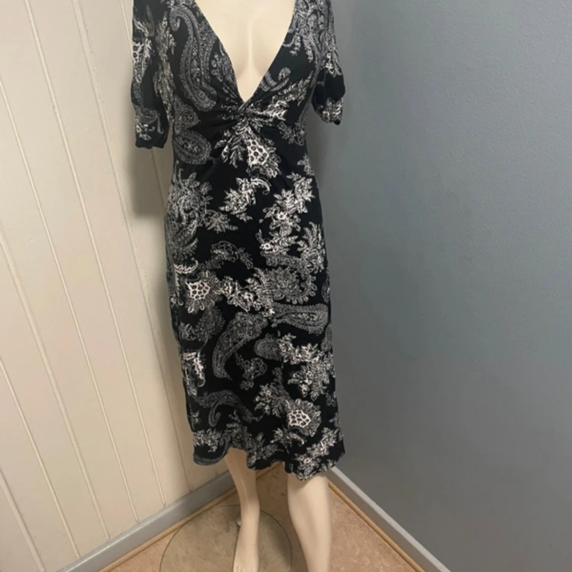 Två mönstrade klänningar med v-ringning