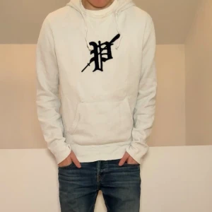 Archive Ralph Lauren hoodie - Säljer en sjukt fet hoodie från Ralph Lauren. Hoodien har lite nice slitningar som får den att få en mer Archive/ vintage look . Den är i strl M och sitter även som en M! Hör gärna av er vid frågor elr funderingar!!