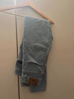 Ljusblå cargojeans från NLY - Säljer ett par ljusblå cargojeans  med stora fickor på benen och klassisk cargomodell. Jeansen har raka ben och är tillverkade i denim. Perfekta för en avslappnad och trendig stil.