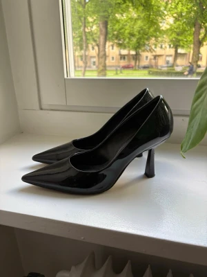 Svarta pumps - Svarta pumps från NAKD. Sparsamt använda, inga defekter 🤍