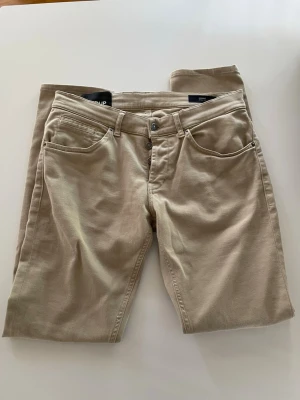 Dondup jeans helt nya - Ett par beiga byxor från dondup • helt nya/ aldrig använda dock är köplappen avklippt! • ny pris på dessa byxor runt 3500kr Hör av dig vid frågor eller om du vill ha mått!