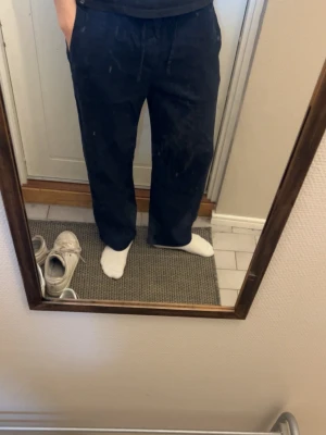 Helt nya Mörkblå linnebyxor från Skagen clothing - Snygga mörkblå linnebyxor med avslappnad passform och elastisk midja med dragsko. Byxorna har sidofickor och en bakficka. Byxorna är 100% linne och aldrig använda, säljer då returtiden gått ut och behöver en större storlek. 