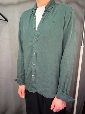 Morris skjorta - Säljer denna denna sjukt fina morris skjorta! Perfekt för sommaren. Size M. Modellen är 180 den är lite stor på modellen. Skick 9/10 inga defekter. 