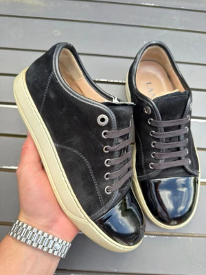 Lanvin uk5 svart - Säljer dess sjukt feta lanvins! Svarta med glans tå. Size uk5 motsvarar 39-40. Skick 8,5/10 finr skick på dessa! Nypris 5499kr. Hör av dig vid frågor eller minsta fundering 🤩