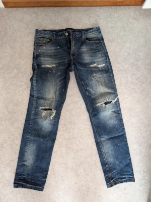 Blå streetwear jeans - Bytt stil och knappt använt, men skitsnygga streetwear jeans som går med allt. Släng på vit tshirt, af1 o sen har du en fit. Riktigt clean🔥🔥 storlek o allt finns med på bild, lite åt tightare hållet. Inte baggy. 