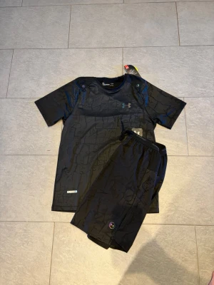 Svart underarmour set - Helt nya par svarta Underarmour  summer set som passar perfekt för den kommande sommarn.Dressen passar M där den sitter lite mindre!