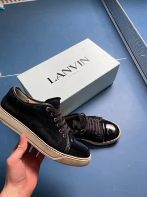 Lanvin  - Tja säljer dessa riktigt fetta Lanvin i storlek 40 mycket goa skor till sommaren kan fräscha upp dom vid intresse (kom privat för annat pris)hör av dig vid minsta fråga🎉