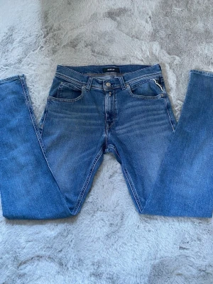 Blå skinny jeans från Replay - Ett par riktigt feta jeans från replay. W26 L30 anledningen till att jag säljer är för dem har blivit för små. Dm för frågor om jeansen!