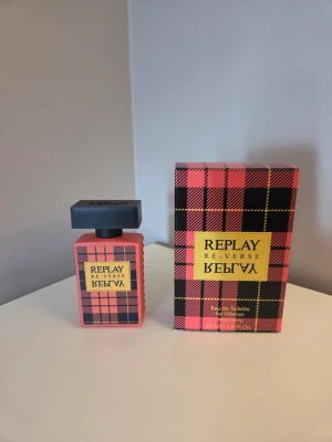 Replay Re-verse Eau de Toilette 30ml - Replay Re-verse. Testad en gång. Toppnoter: Äpple, jordgubbe, grapefrukt Hjärtnoter: Jasmin, pion Basnoter: Mysk, träiga noter