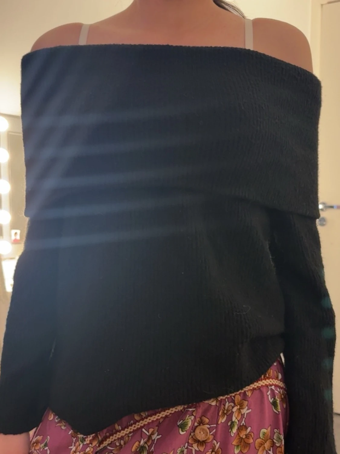 Svart off shoulder stickad tröja