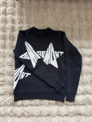 Demont STAR KNITTED SWEATER - Demont star knitted sweater i fint skick. Storlek xs (sitter som S imo)