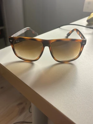 Ray-Ban boyfriend  solglasögon - Snygga boyfriend solglasögon från Ray-Ban med brunmelerat mönster och klassisk fyrkantig form. Glasen är tonade i brunt och bågarna har Ray-Ban-logga på sidan. Perfekta för att lyfta din stil under soliga dagar. De är använda en gång gillade inte hur de såg ut på mig!