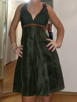 Mörkgrön klänning från D&G Dolce Gabbana - Perfekt för en soirée🥂🍸 Den här mörgröna klänning är köpt i Dolce & Gabbana för 750€. Den är vintage. Är använd 1 gång. Alla bilder är mina. Säljs då den är för liten. Skriv om ni vill ha autenticitet eller om ni har några frågor🍸🥂🍾