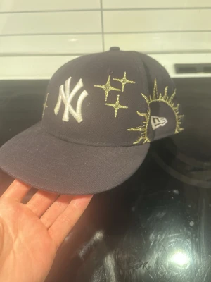New era keps i storlek 7 1/8 56,6cm.  - New era keps i mycket bra skick säljer den bara för att den är för liten.