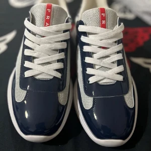 Prad*a sneakers - Ett par fina pra*da sneakers. Använd fåtal gånger. Tveka inte att skriva vid frågor.