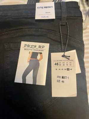 *NY*Skinny jeans med push up i stl 46 fr Estee Brown, Presenttips  - Nya med lapp. Svarta Kvalitetsjeans med mycket stretch och push up effekt. Normal i storlek (jag är 44 och de blev för stora). Nypris: 529 sek, Pris nu: 249 sek. Stilrena och smala byxor med en kroppsnära passform som framhäver siluetten. Tillverkade i en mjuk bomullsblandning med en touch av elastan för extra komfort och rörelsefrihet. Perfekta att bära både till vardags och för mer uppklädda tillfällen. Två sidofickor och två bakfickor.   