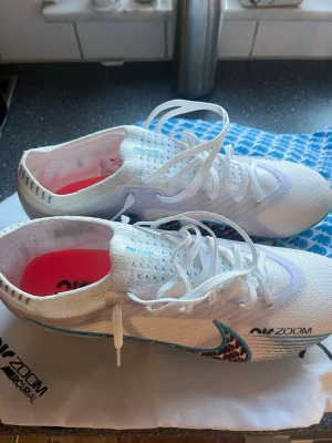 Nike mecurial vapor 15 ag elite blast pack storlek 43 - Ett par Nike vapors säljs pågrund av att det är för små använda ungefär 3/4 gånger storlek 43 köpta från Aclassboots 