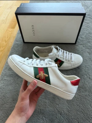 Gucci skor - Säljer dessa riktigt feta och populära Gucci skor, skicket på skorna är väldigt bra och dom är försiktigt använda, storleken är 43 men passar även 42 (obs boxen följer inte med)