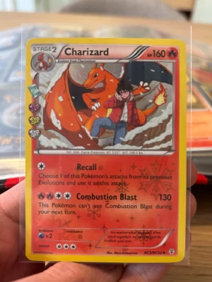 Charizard 2016 Pokemon - Säljer min 2016 Charizard💪 Om jag skulle ge en PSA rating skulle det vara en 7a