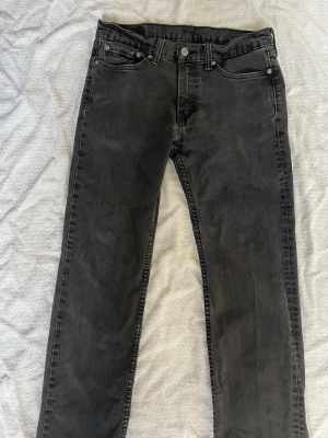 Svarta Levi's jeans raka ben - Säljer ett par svarta jeans från Levi's, modellen 514 W32 L30