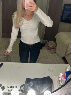 Vit långärmad topp med rynkdetalj - Vit tröja med rynk detalj, från lager 157 som ny 💞