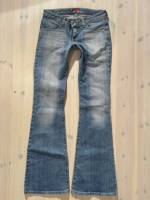 Big star low rise jeans  - Midjemått: 37. Innerbenslängd: 79cm. (Storlek 25.) Har inga bilder med jeansen på då dem är för små.  Kolla in min profil, följ för fler plagg🙌