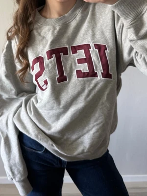 Iets frans sweatshirt  - Snygg grå sweatshirt med vinröd text i college-stil. Från märket iets frans, köpt på urban outfitters. 