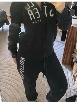 Hollister set❤️ - Hollister set i strl L. Jag på bild är xs/s så byxorna (lågmidjade) är lite stora så dem passar M