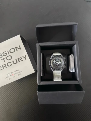 Omega x swatch - Säljer en riktigt snygg Omega x Swatch moonswatch ” mission to mercury ” Klockan kombinerar den klassiska speedmaster designen med modern komfort och sportig elegant