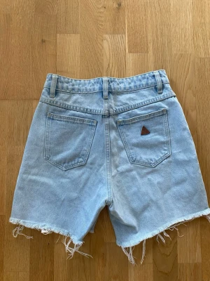 Ljusblå denimshorts från Abrand  - Ljusblå denimshorts från abrand med hög midja. Perfekta för varma dagar och enkel att matcha.