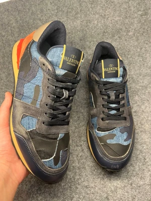 Valentino Rockrunners  - Fint skick! Storlek 42. Självklart äkta. Endast skorna. 