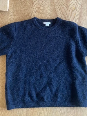 Mörkblå stickad tröja  - Säljer en stickad t-shirt från ginatricot!!