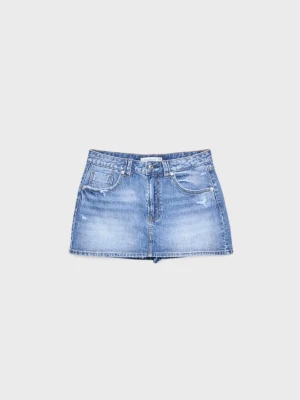 Blå jeanskjol i kort modell - Säljer en klassisk blå jeanskjol i kort modell med innbyggda shorts i kjolen. Kjolen har en lätt tvättad look och är tillverkad i bomull. Perfekt till sommaren och enkel att matcha med olika toppar. 