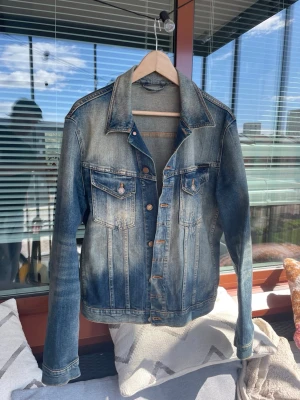 Nudie Jeansjacka - Hallå! Säljer denna Nudie jeansjackan i gott skick. Storlek L men passar M. Hör av vid frågor!
