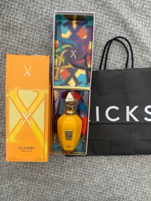 Xerjoff Erba Gold parfym 100ml - Lyxig parfym från Xerjoff, modellen Erba Gold. Flaskan är i en stark gul färg med gulddetaljer och har en unik, elegant form. Kommer i en färgglad och exklusiv förpackning. Perfekt för dig som vill sticka ut med en exklusiv doft. Endast testad ett par gånger