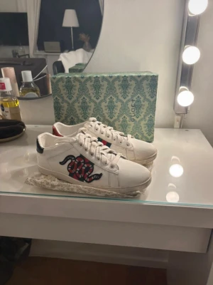 Gucci ace snake skor  - Hej, säljer nu dessa Gucci skor som är i hyfsat bra skick med box. Storlek 42. 