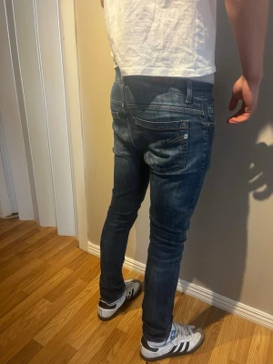 Dondup jeans - Säljer ett par Dondup george som har skinny fit och är i storleken 31. Skicket är mycket bra. Nypris:- 4000kr ) modellen är 182cm och väger 73 kg. Skriv för mer info✨✨