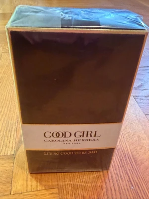 Good Girl parfym från Carolina Herrera - Säljer en lyxig parfym från Carolina Herrera, Good Girl. Förpackningen är svart och guld med eleganta detaljer och texten 'It's so good to be bad'. Perfekt för dig som gillar exklusiva dofter och snygg design.