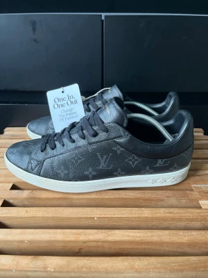 Louis Vuitton monogram skor  - Tjena, säljer nu dessa riktigt snygga och populära lv monogram skorna, de är i mycket bra skick utöver en liten reva som har gått upp på skinnet som syns på en av bilderna, äktehetsverifiering från Vestiaire Collective ingår, Uk 8,5/ Eu 42,5, hör av er vid frågor och funderingar🙌🤝 