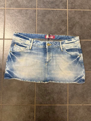 Lågmidjad Jeanskjol - Supersnygg unik jeanskjol med lågmidja. I storlek s (se mått)!!❣️