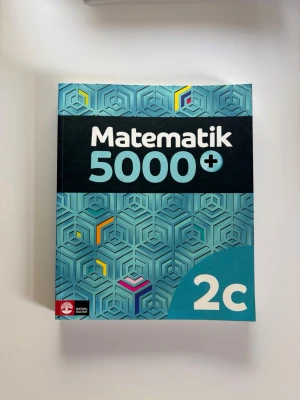 Matematik 5000 2c mattebok - Matematik 5000 2c är en kursbok för gymnasiet, framtagen enligt ämnesplanen 2018. Boken har ett blått geometriskt mönster på omslaget och innehåller programmering och digitala verktyg. Perfekt för dig som pluggar matte på gymnasiet.