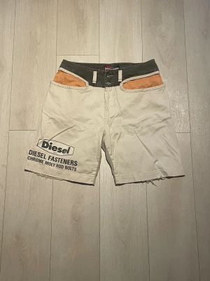 Vintage diesel shorts - Ett par sällsynta diesel shorts i utmärkt skick. Den enda skavanken är att högre ficka har ett hål.   Midjemått - 41 cm Längd - 51 cm Benöppning - 28 cm